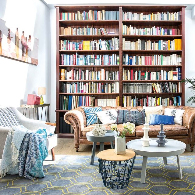 una casa reformada salón con sofá chester y librería