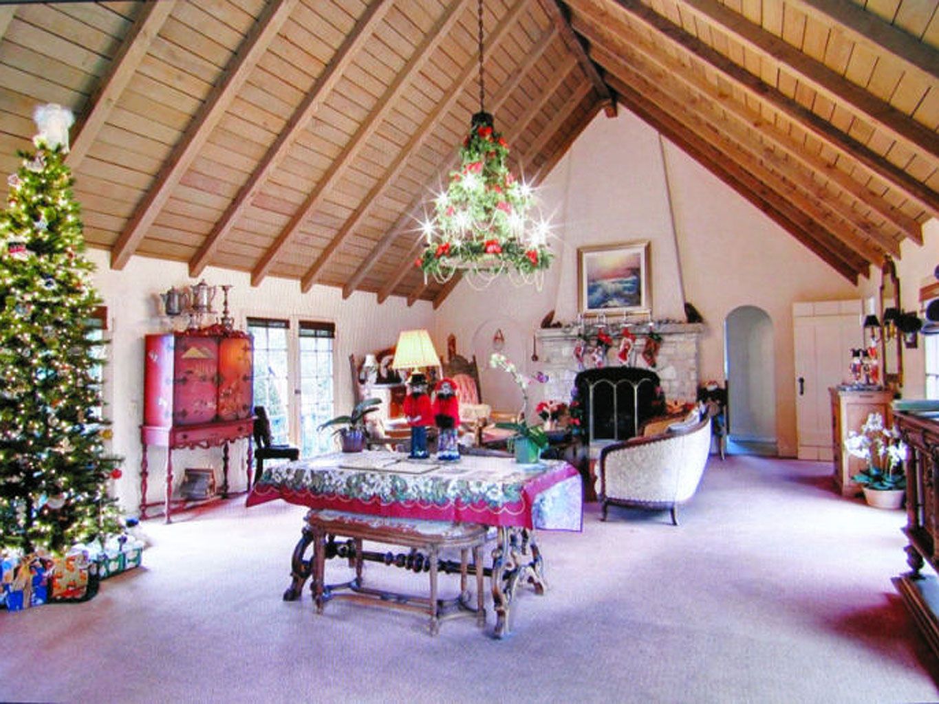 Lighting, Room, Interior design, Christmas decoration, Decoration, Ceiling, Interior design, Home, House, Floor, 