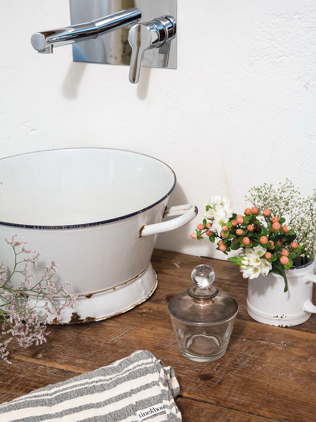 Petal, Flowerpot, Bouquet, Interior design, Serveware, Vase, Home accessories, Flower Arranging, Plumbing fixture, Artifact, 