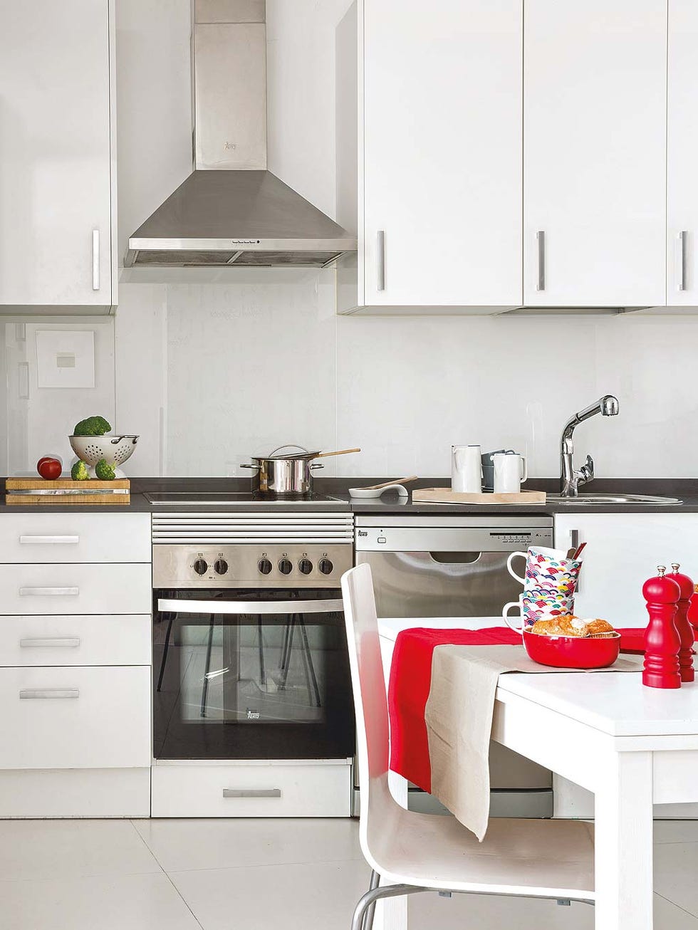 Countertop, Kitchen, White, Room, Furniture, Cabinetry, Property, Interior design, Kitchen stove, House, 