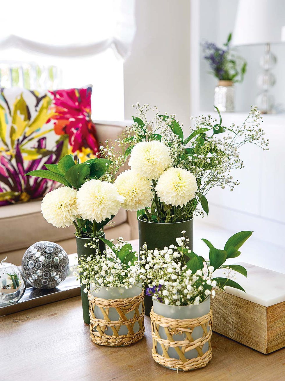 Un piso con las ideas muy claras: jarrones con flores