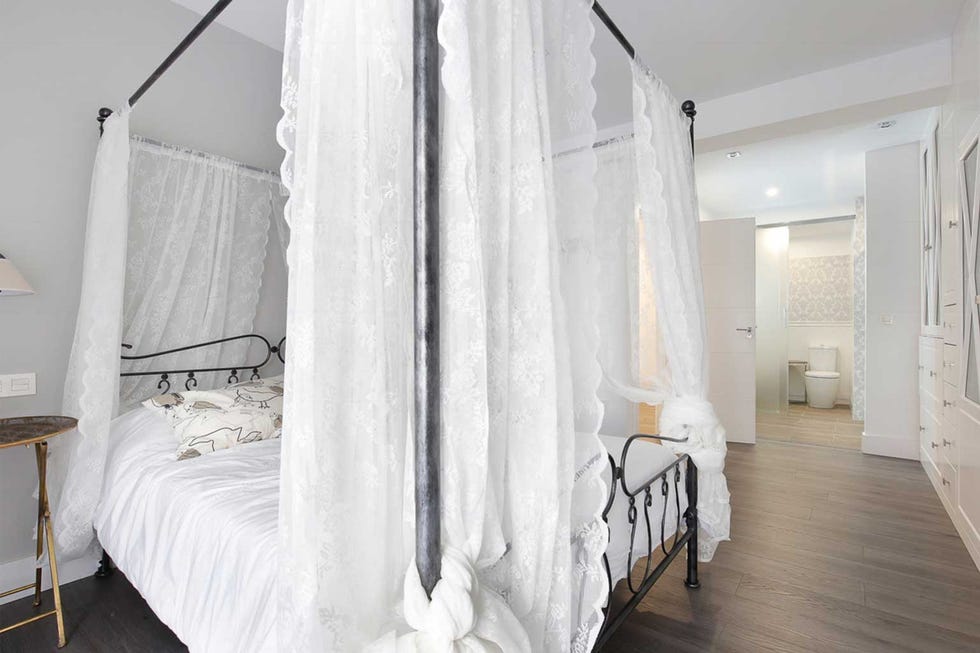 piso en granada, antes y después dormitorios blanco cama con dosel