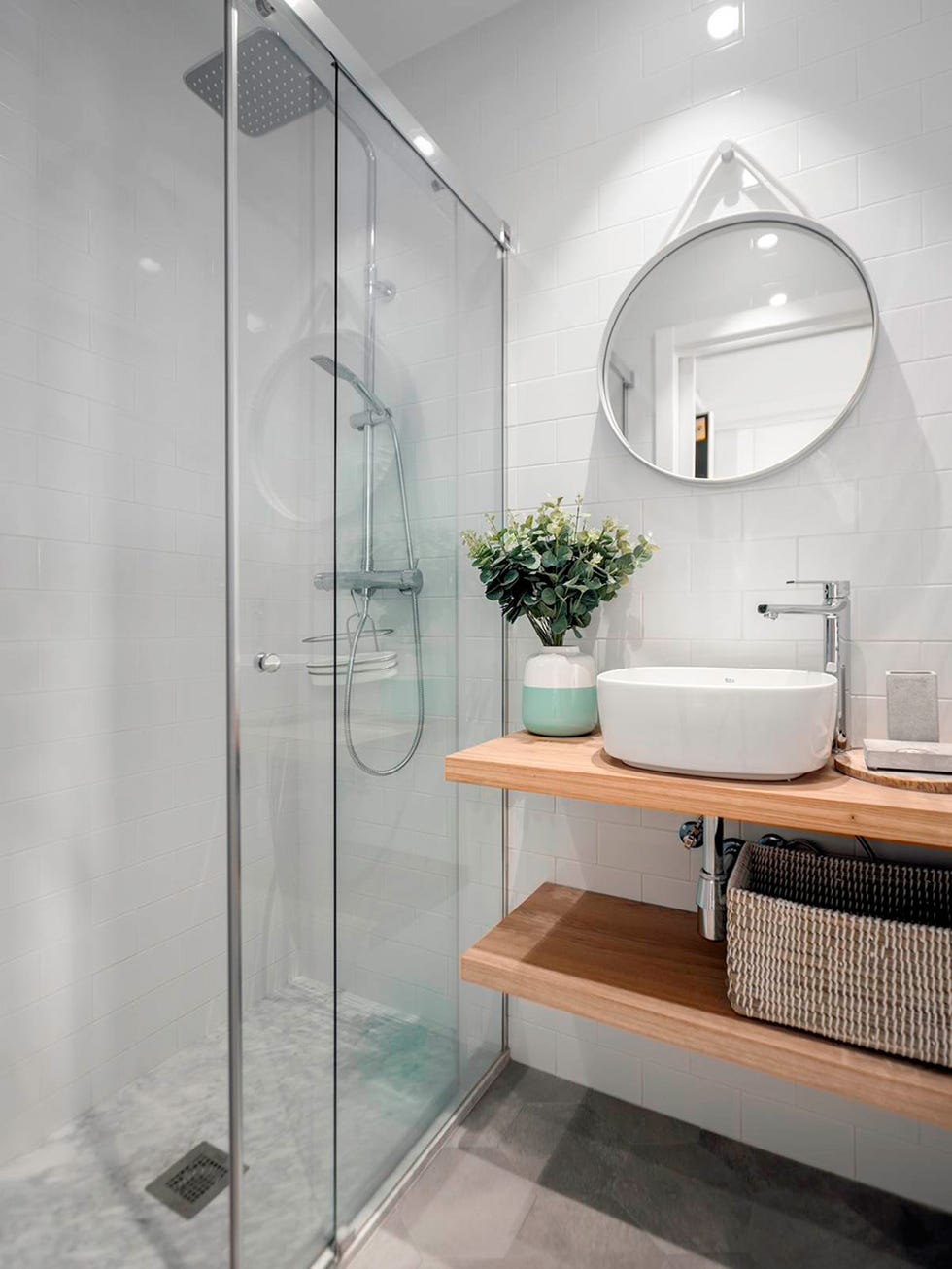 baño pequeño con mampara de cristal y baldas de madera