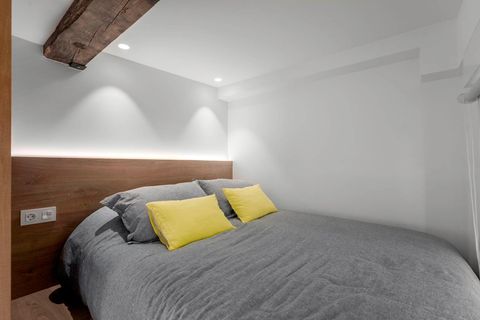 Wood, Bed, Room, Floor, Interior design, Property, Wall, Textile, Bedding, Bedroom, 