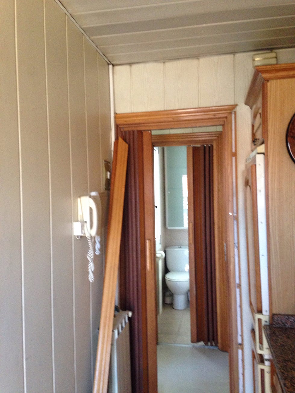 Wood, Property, Room, Hardwood, Wood stain, Fixture, Plywood, Wall clock, Molding, Varnish, 