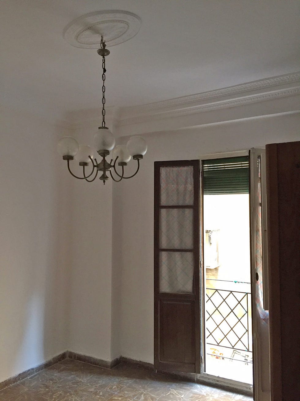 Ceiling, Property, Lighting, Room, Light fixture, Molding, Wall, Chandelier, Plaster, Interior design, 