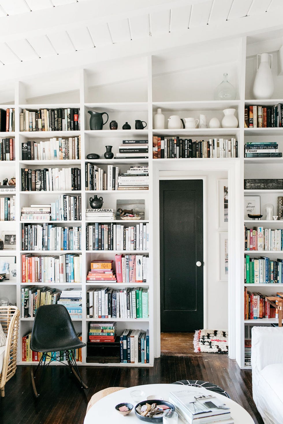 librería en el salón de la casa bohemia de la bloguera de decoración victoria smith