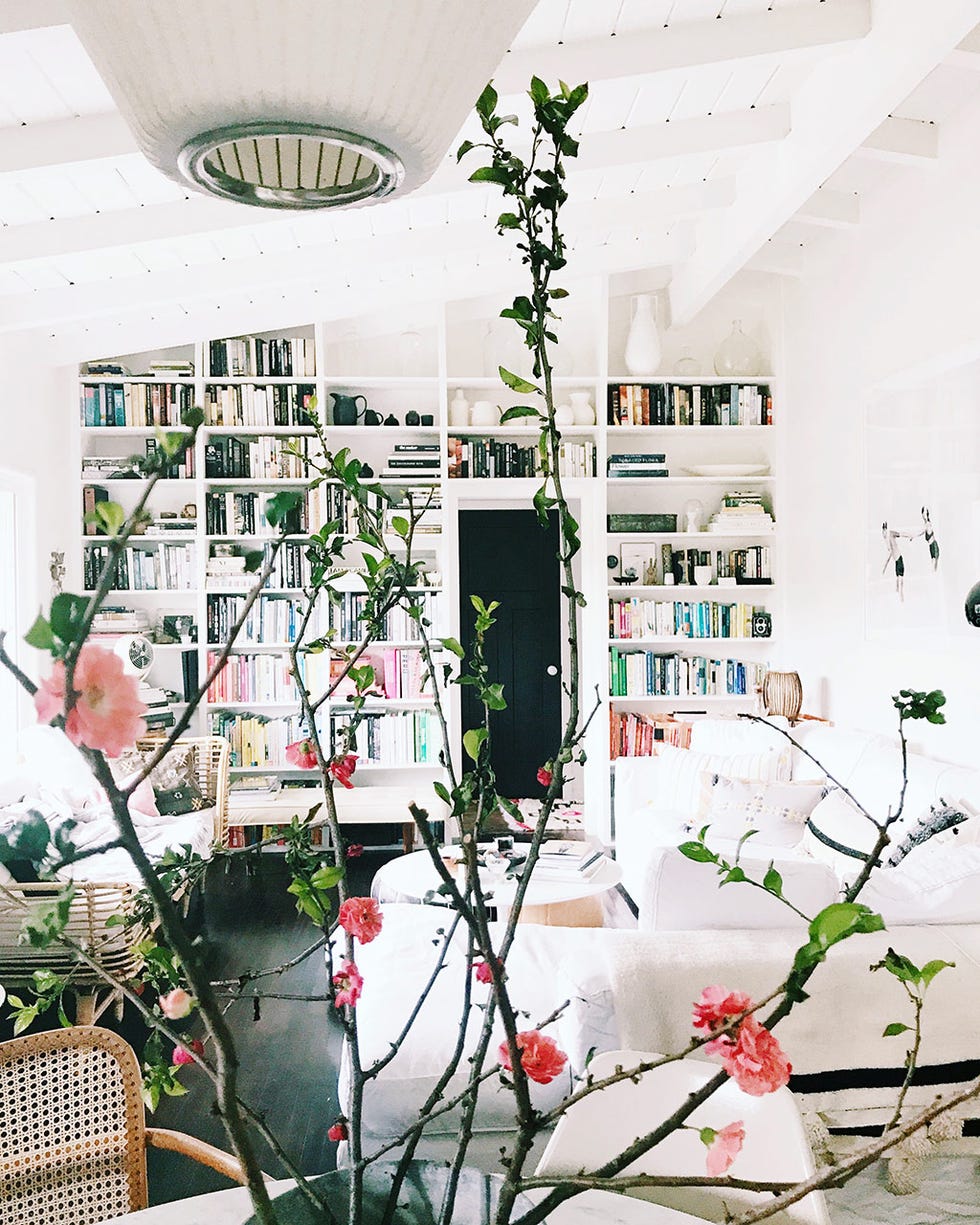 salón blanco en la casa bohemia de la bloguera de decoración victoria smith