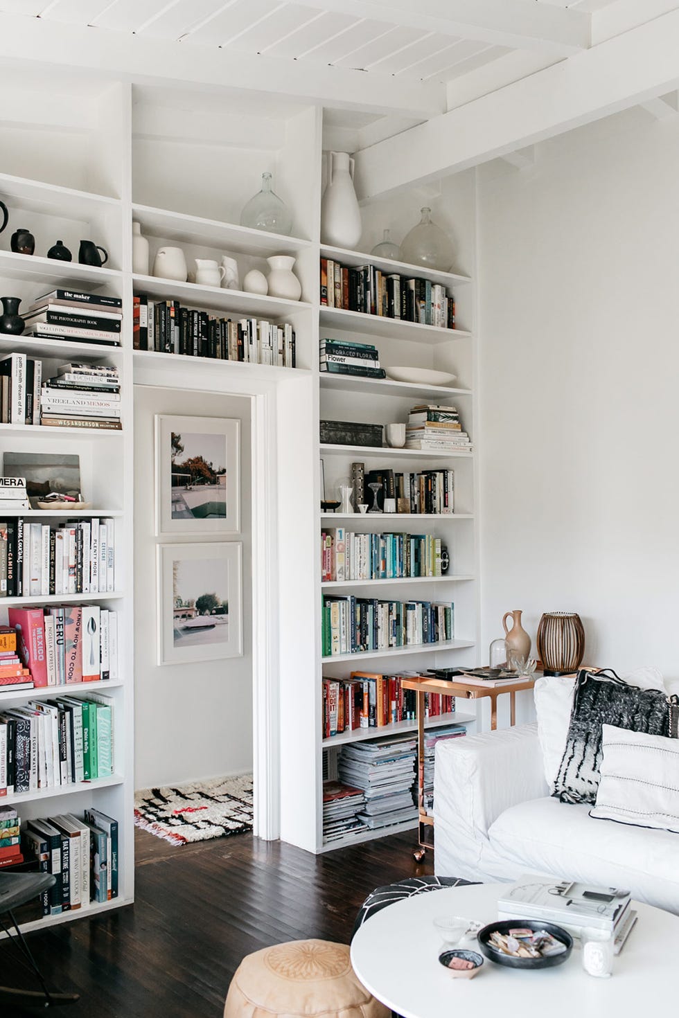 estantería blanca a medida la casa bohemia de la bloguera de decoración victoria smith