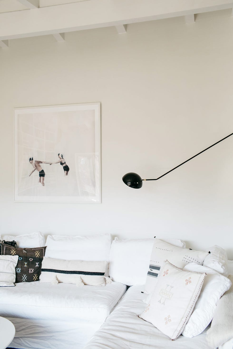 sofá blanco la casa bohemia de la bloguera de decoración victoria smith