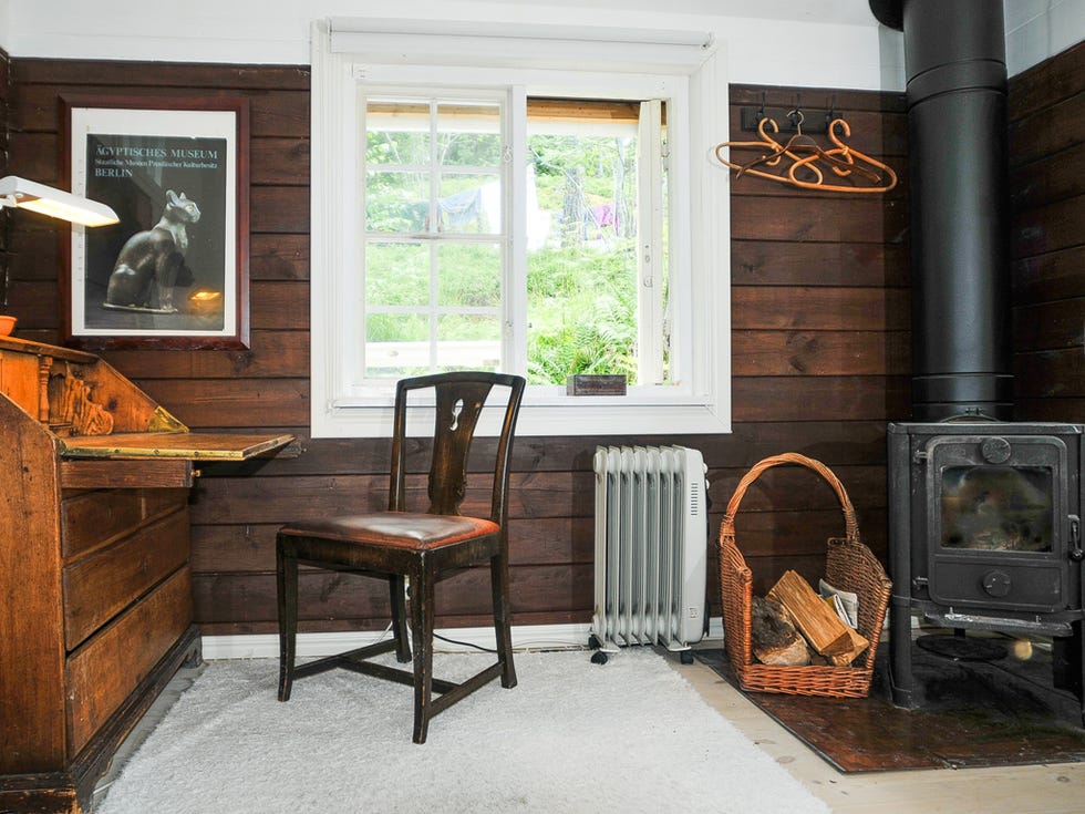 Furniture, Room, Fireplace, Wood-burning stove, Hearth, Interior design, House, Home, Building, Wood, 