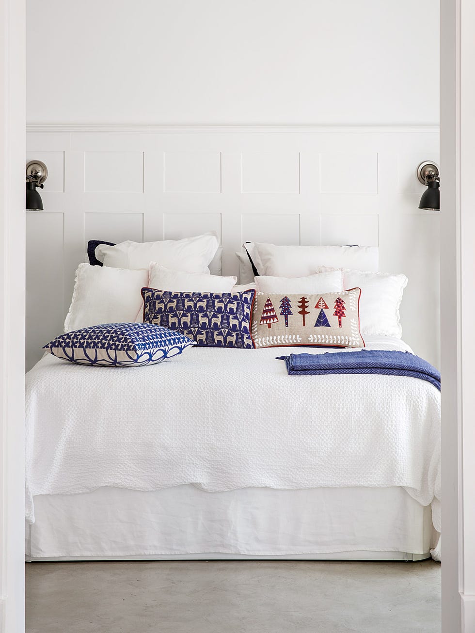 Bed, Furniture, Bedding, Bed sheet, Bedroom, Bed frame, Room, Duvet cover, Duvet, Textile, 
