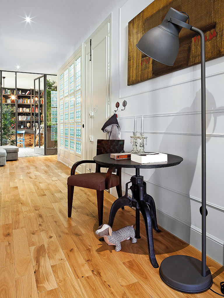 Wood, Lighting, Floor, Flooring, Interior design, Room, Hardwood, Wood flooring, Wall, Light fixture, 