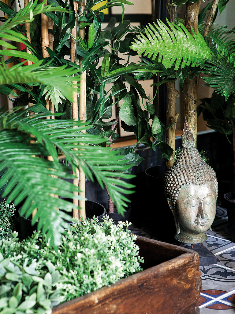 Botany, Terrestrial plant, Flowerpot, Garden, Sculpture, Vascular plant, Artifact, Annual plant, Herb, Arecales, 