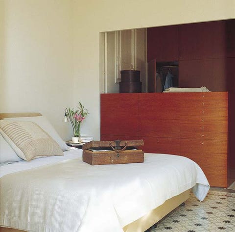 Wood, Room, Property, Interior design, Bedding, Textile, Wall, Bed sheet, Linens, Bed, 