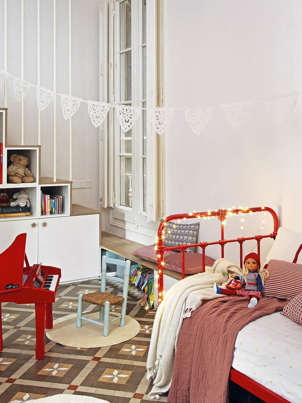 piso moderno con pasado señorial dormitorio infantil