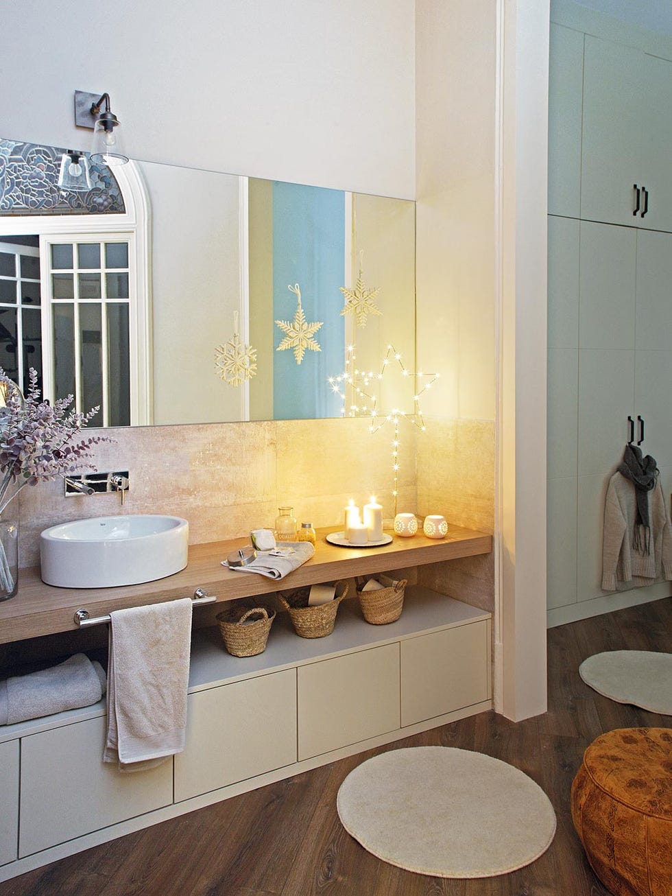 piso moderno con pasado señorial baño decorado con luces de navidad