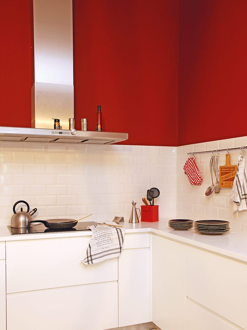 piso moderno con pasado señorial cocina en blanco y rojo