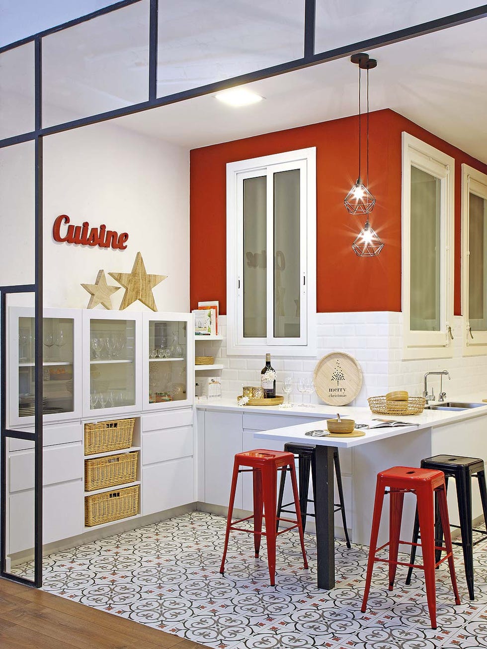 piso moderno con pasado señorial cocina abierta en blanco y rojo