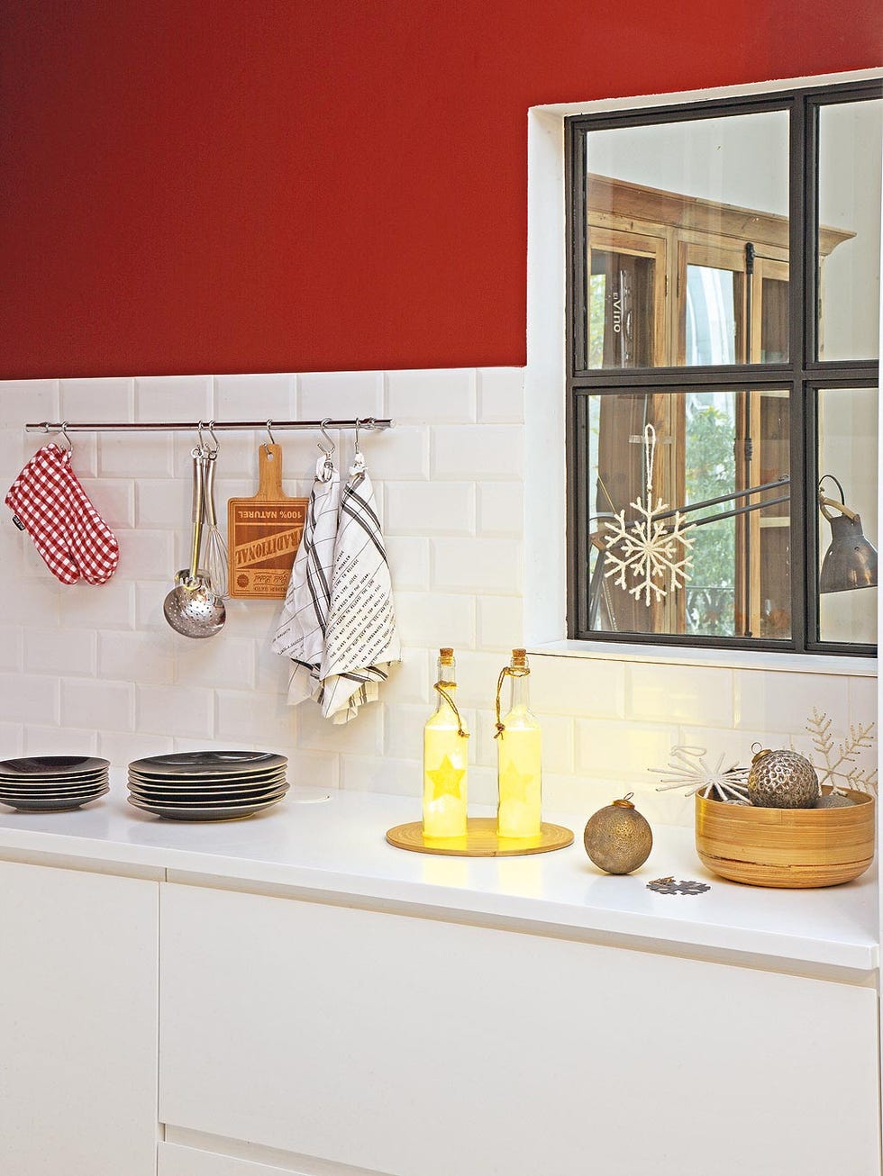 piso moderno con pasado señorial cocina en blanco y rojo