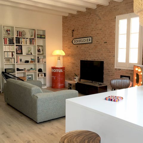 Room, Living room, Interior design, Furniture, Wall, Property, Building, Floor, Table, Design, 