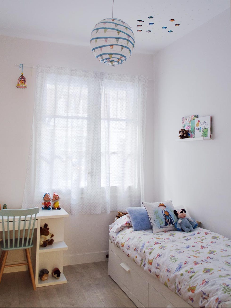 Blue, Room, Interior design, Green, Bed, Textile, Wall, Furniture, Home, White, 