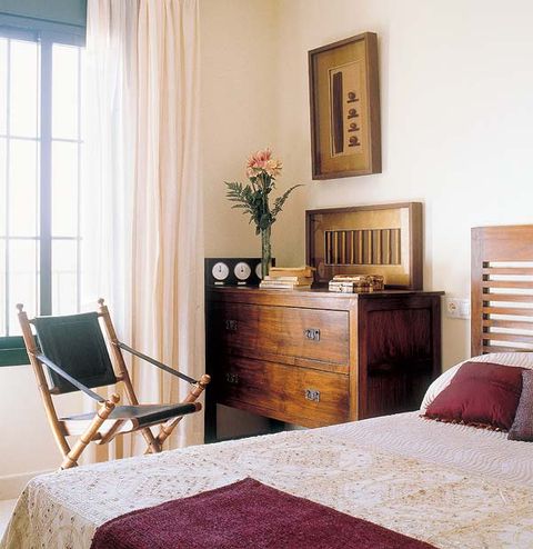 Wood, Room, Interior design, Bed, Chest of drawers, Drawer, Textile, Furniture, Floor, Bedding, 