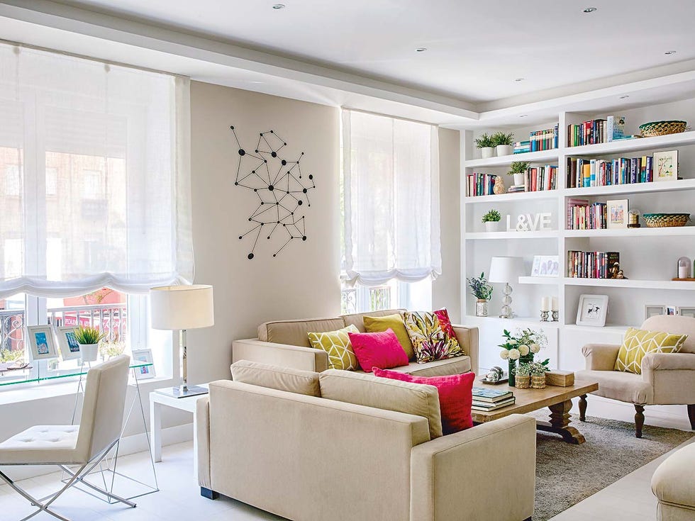 Living room, Furniture, Room, Interior design, Shelf, Property, Building, Couch, Wall, Table, 