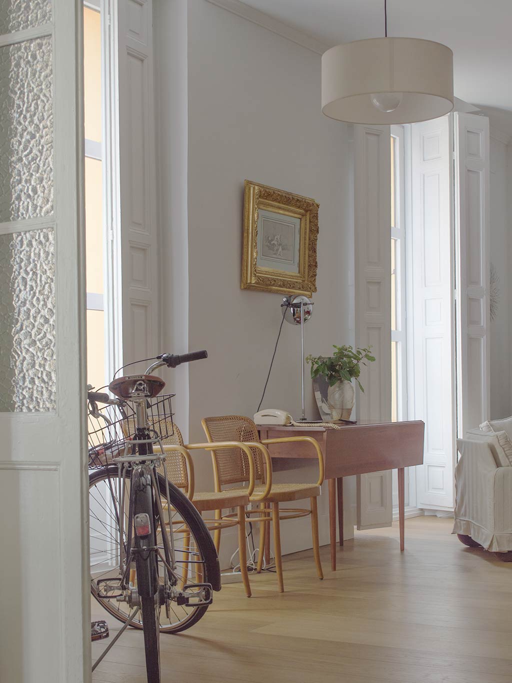 Tire, Bicycle tire, Bicycle wheel rim, Bicycle wheel, Bicycle frame, Bicycle accessory, Bicycle fork, Interior design, Bicycle part, Room, 