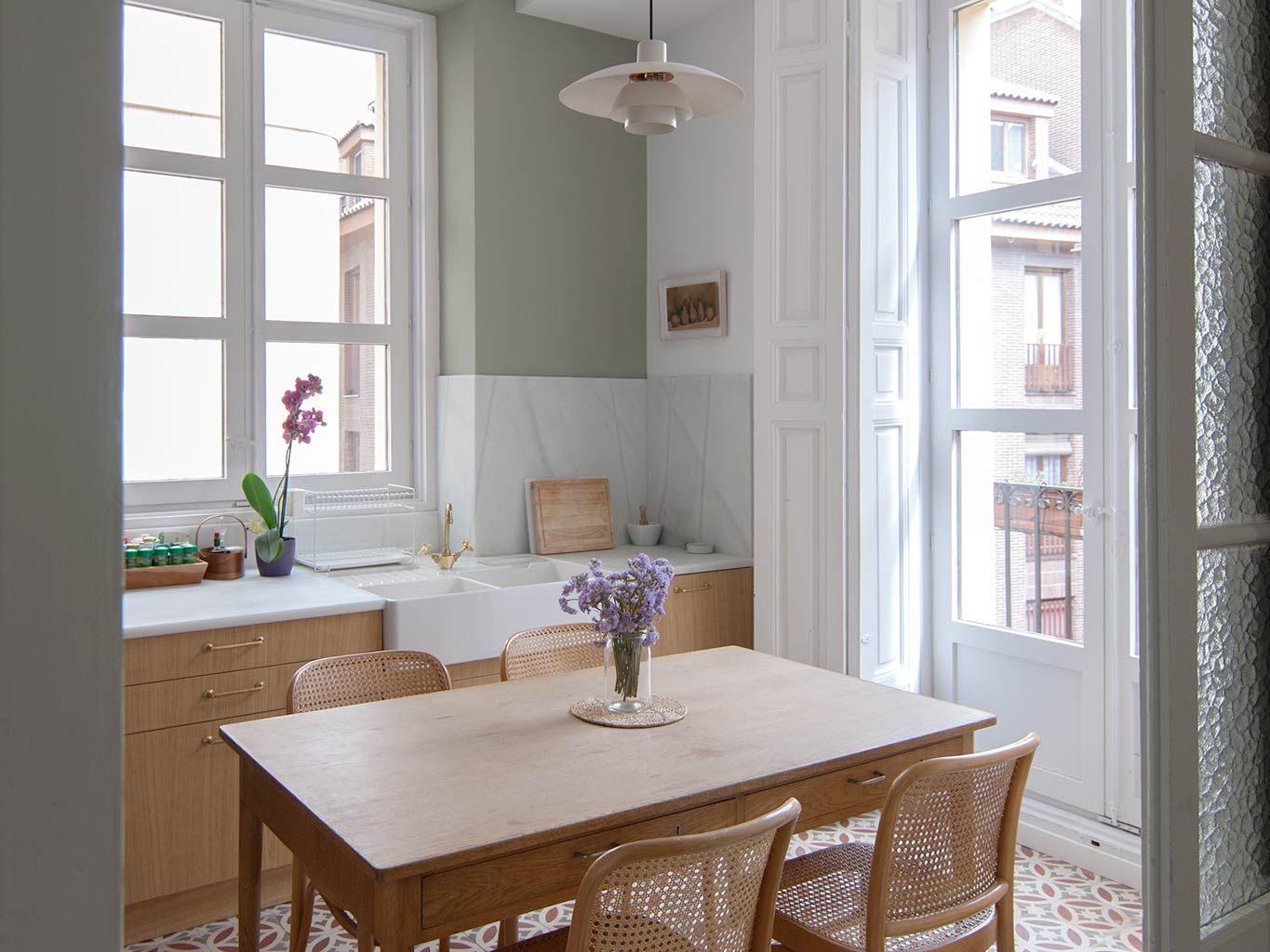 Room, Interior design, Glass, Table, Furniture, Light fixture, Ceiling, Interior design, Floor, Ceiling fixture, 