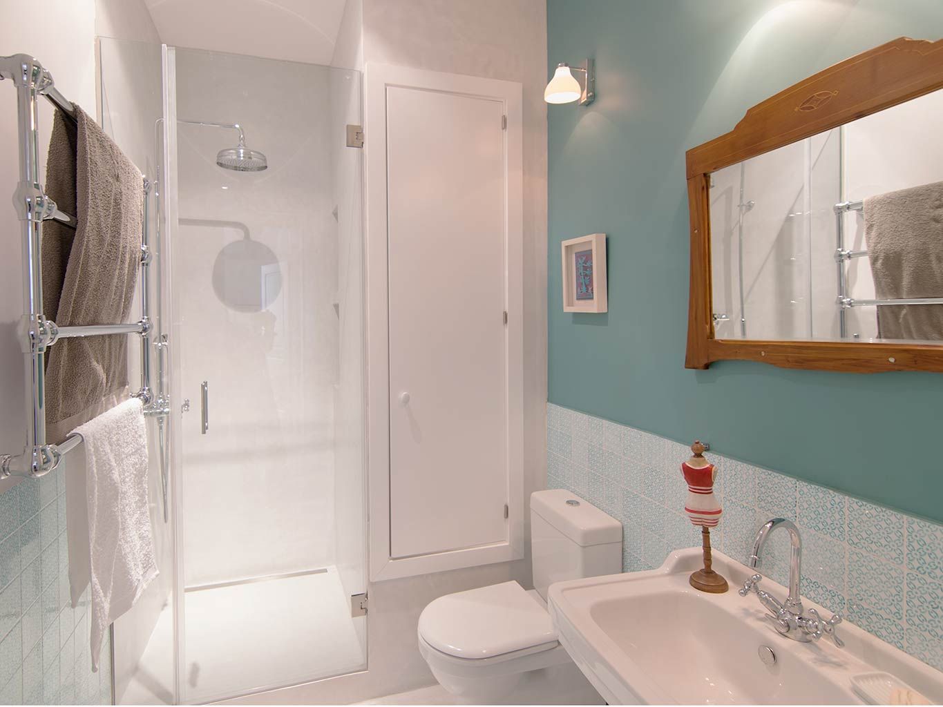 Plumbing fixture, Room, Bathroom sink, Architecture, Property, Wall, Interior design, Floor, Glass, Tile, 