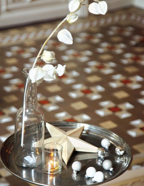 Glass, Natural material, Interior design, Transparent material, Pearl, Still life photography, Perfume, Home accessories, Silver, Body jewelry, 