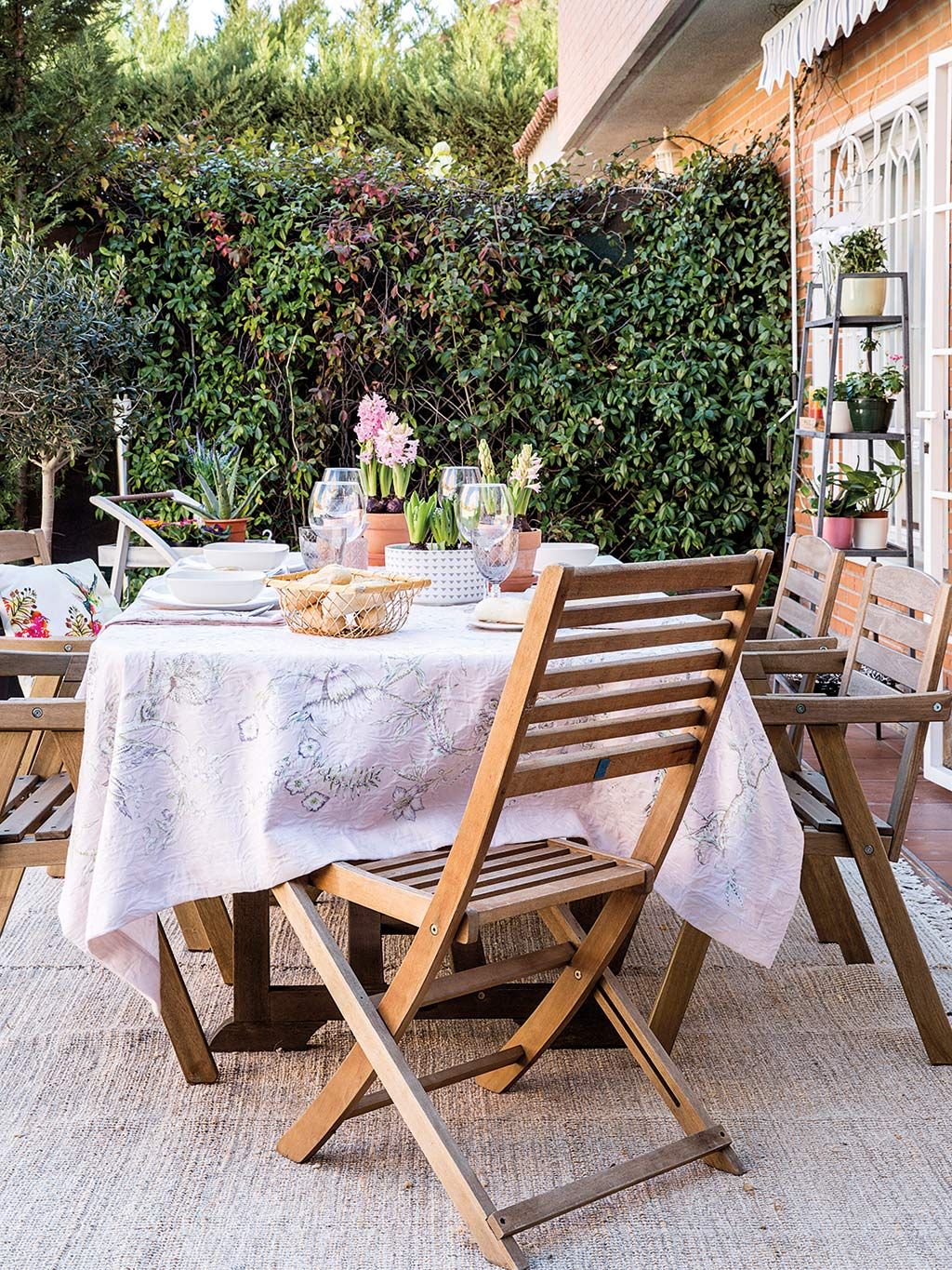 Table, Tablecloth, Furniture, Property, Chair, Room, Interior design, Textile, Linens, House, 