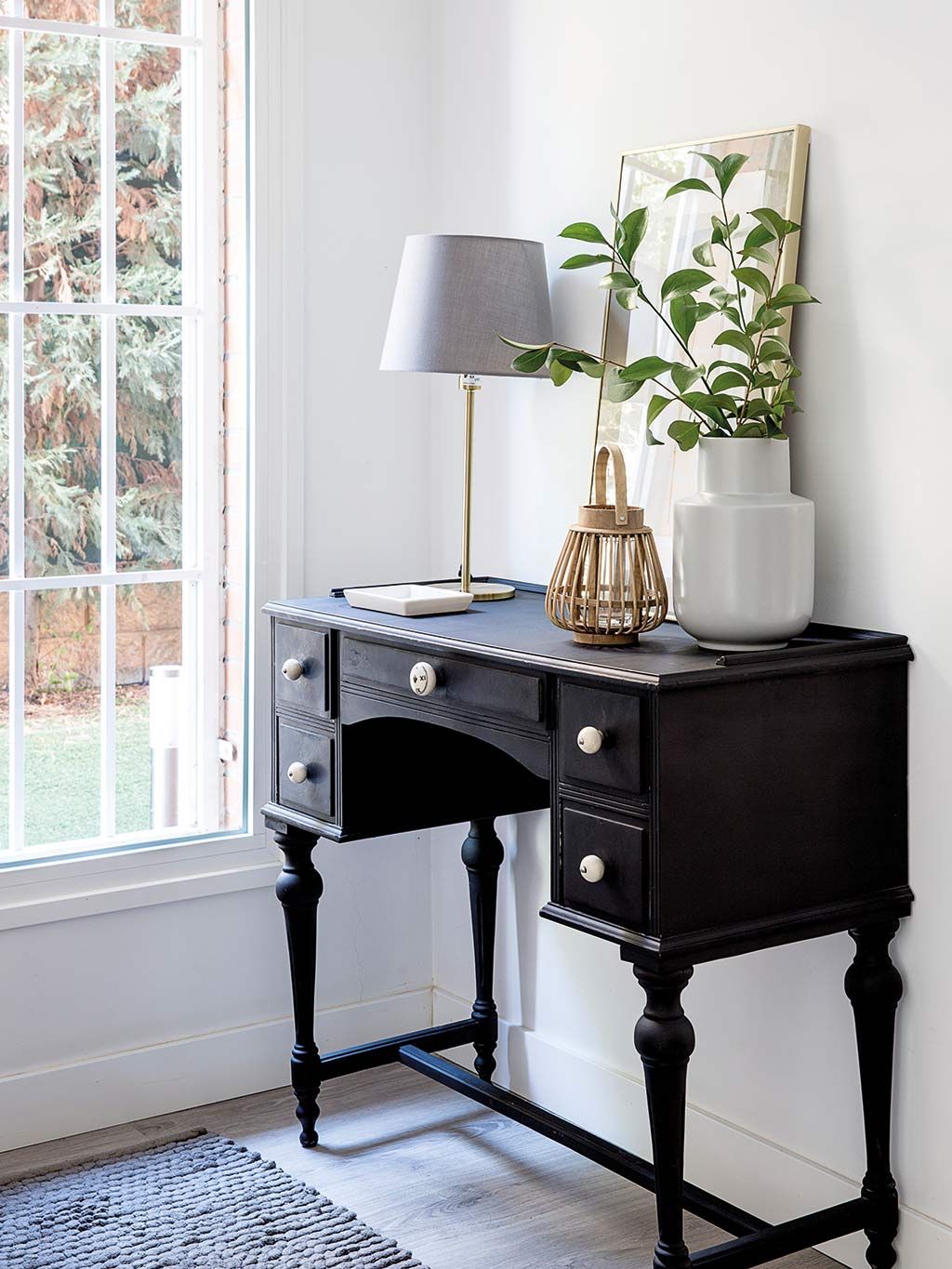 Furniture, Desk, Table, Room, Writing desk, Interior design, Secretary desk, End table, Nightstand, Computer desk, 