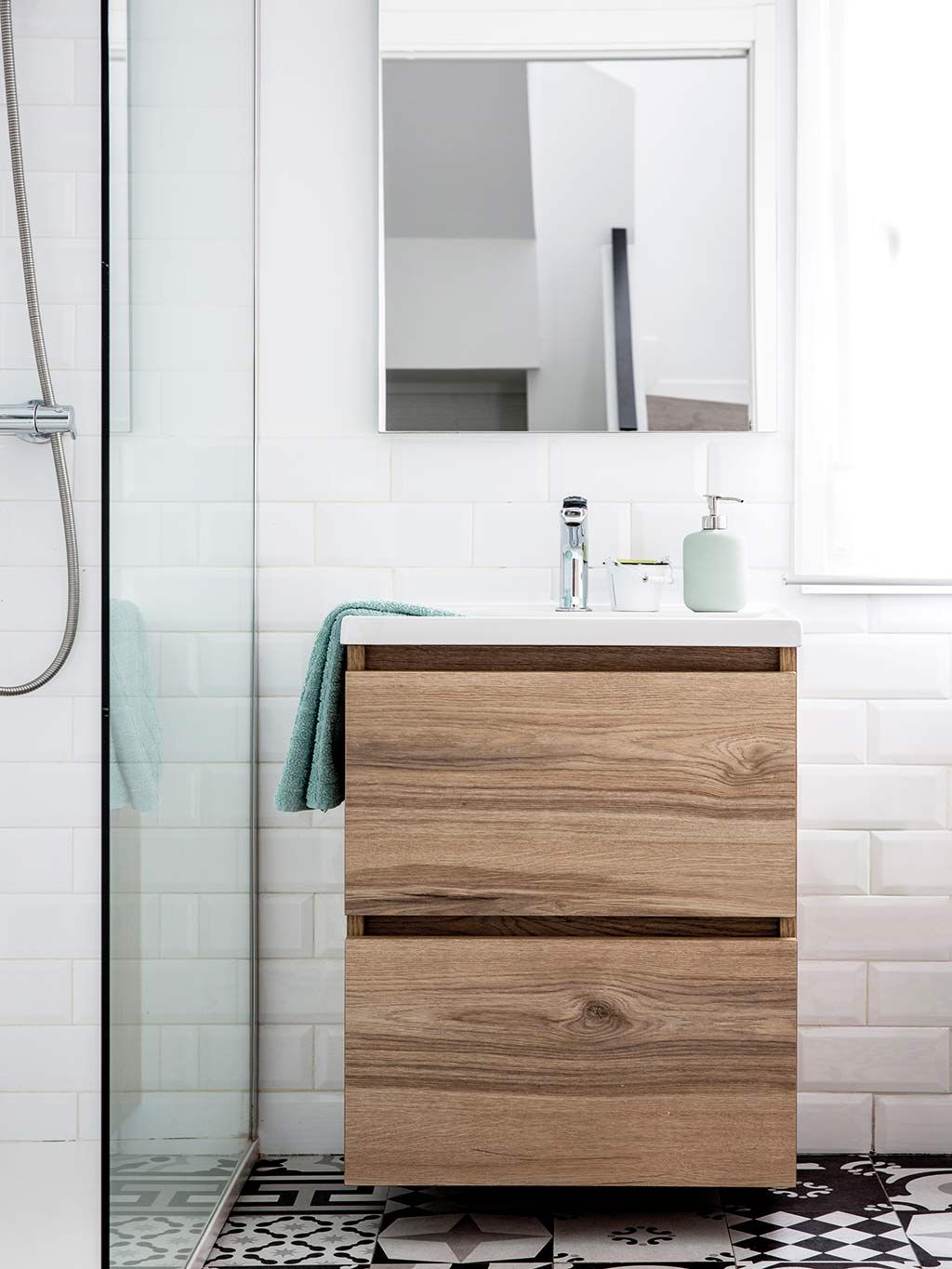 Chest of drawers, Furniture, Bathroom, Room, Drawer, Product, Sink, Bathroom cabinet, Tile, Interior design, 