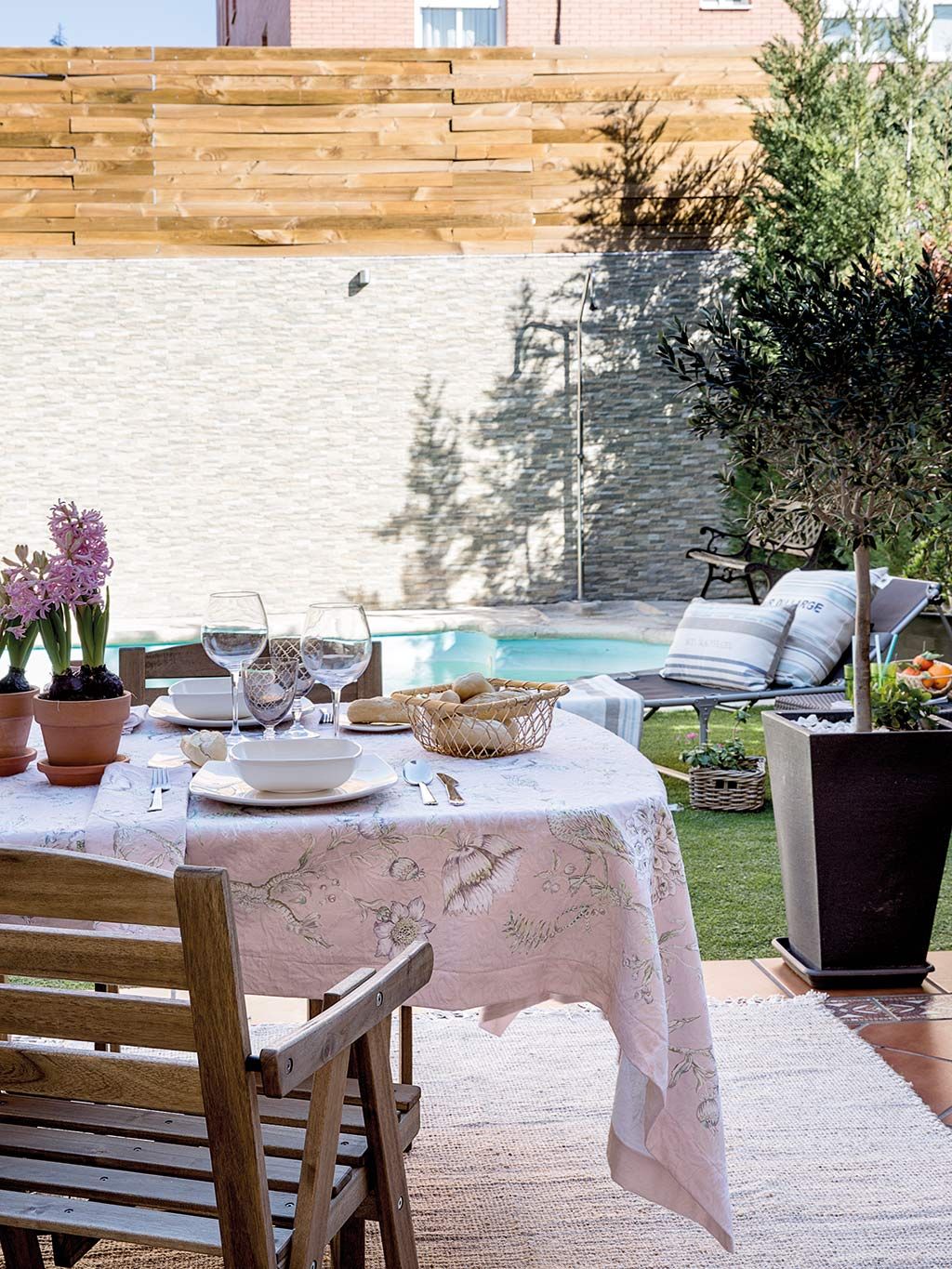 Furniture, Table, Tablecloth, Property, Room, Interior design, Backyard, Chair, Home, House, 