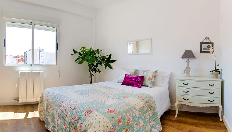 Bedroom, Bed, Furniture, Bed sheet, Room, Bedding, Property, Bed frame, Interior design, Floor, 