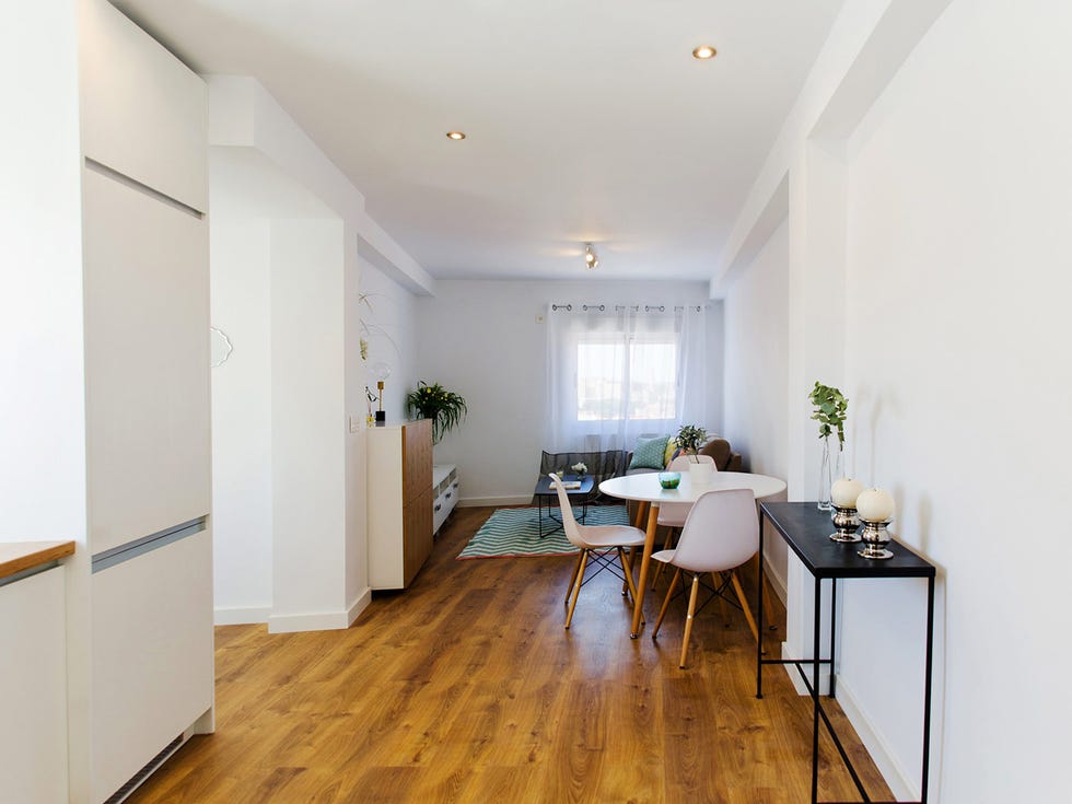 Room, Property, Floor, Wood flooring, Interior design, Building, Furniture, Yellow, House, Ceiling, 