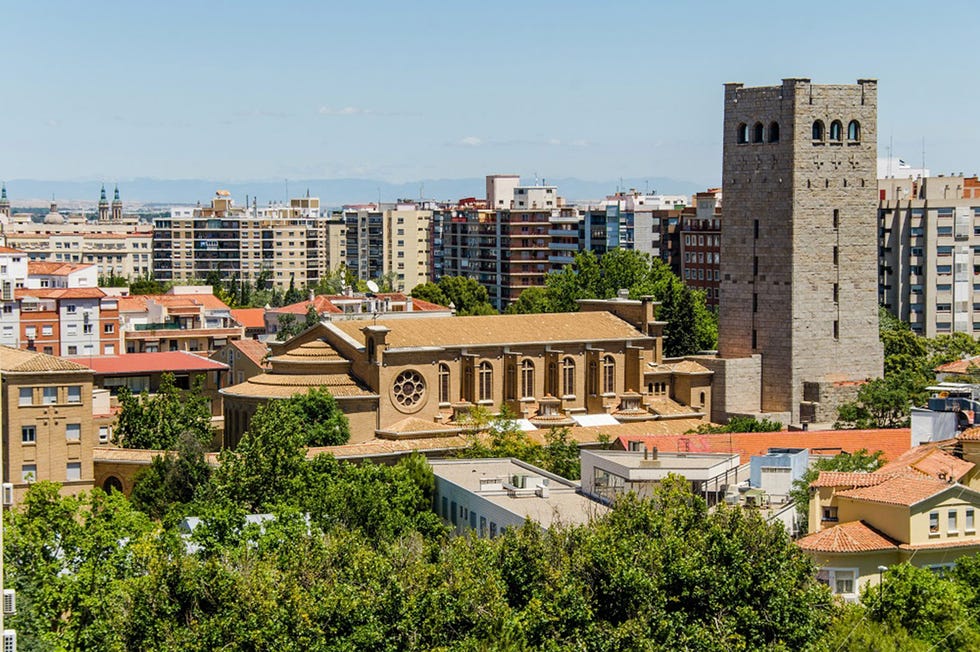 Urban area, City, Metropolitan area, Residential area, Building, Human settlement, Town, Architecture, Roof, Landmark, 