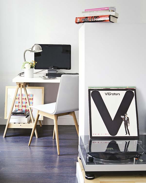 Room, Furniture, Table, Display device, Flat panel display, Wood flooring, Computer desk, Desk, Photography, Laminate flooring, 