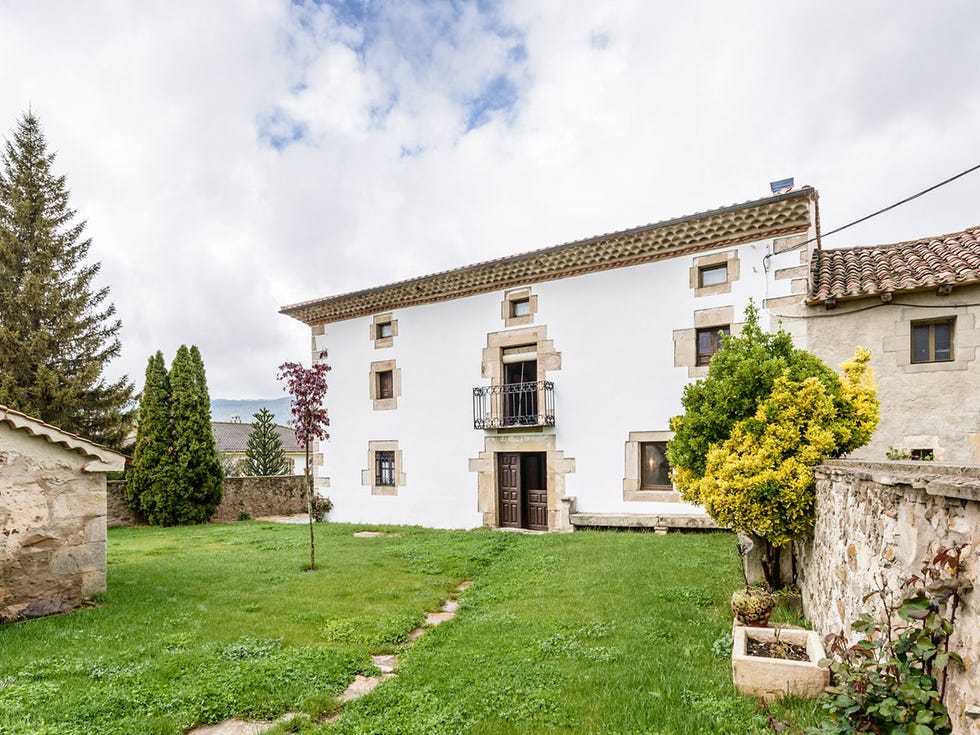 Property, House, Building, Home, Farmhouse, Cottage, Real estate, Rural area, Estate, Land lot, 