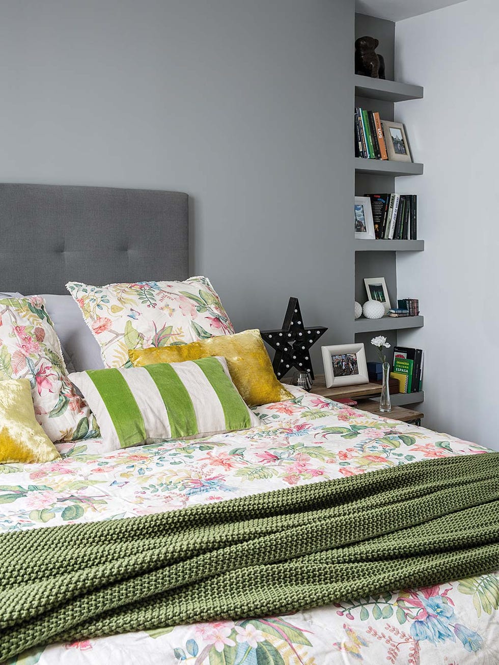 piso en madrid con terraza dormitorio con cebecero gris