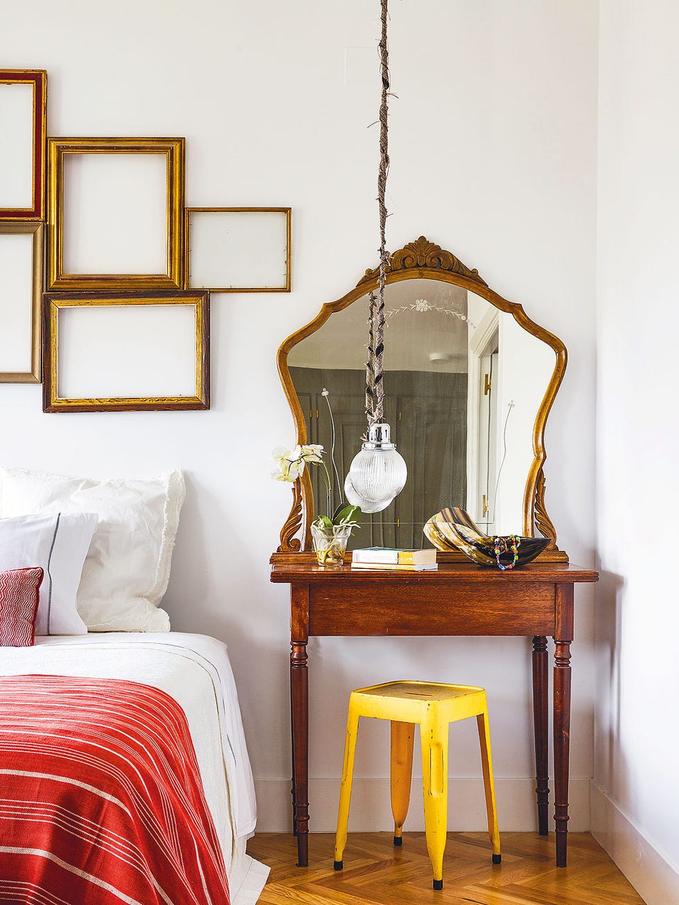 Wood, Room, Textile, Interior design, Linens, Bed, Bedding, Bedroom, Bed sheet, Home accessories, 