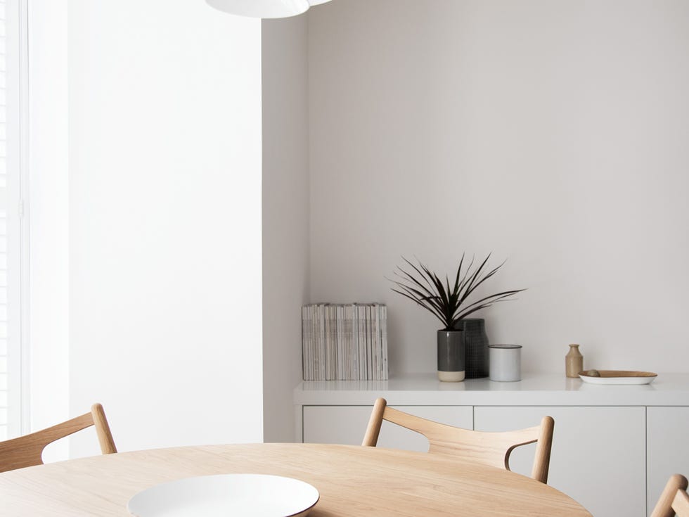 Wood, Flowerpot, Interior design, Room, Table, Furniture, Wall, Hardwood, Wood stain, Dishware, 