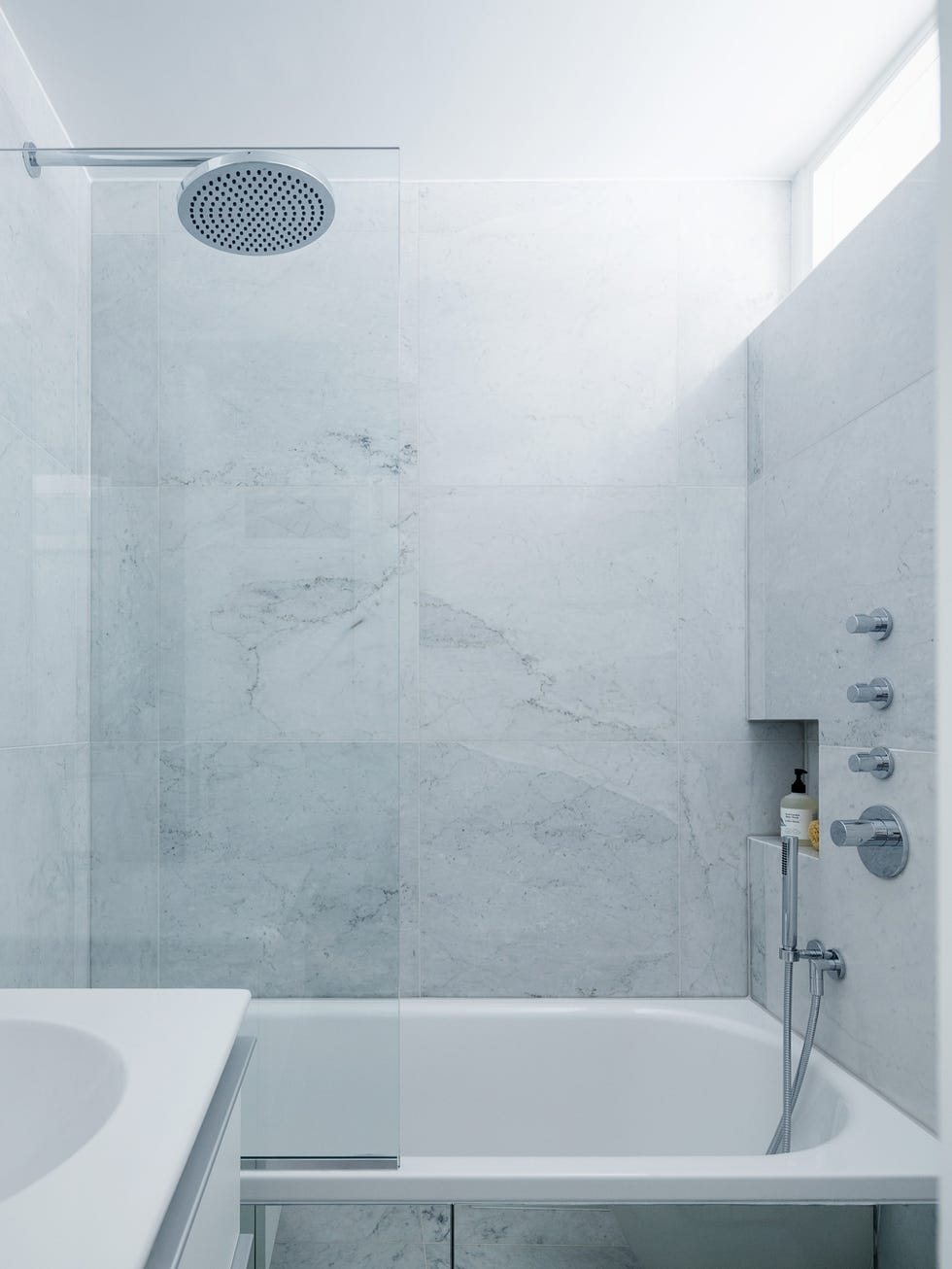 Bathtub, Property, Architecture, Room, Plumbing fixture, Wall, Glass, Tile, Bathtub accessory, Interior design, 