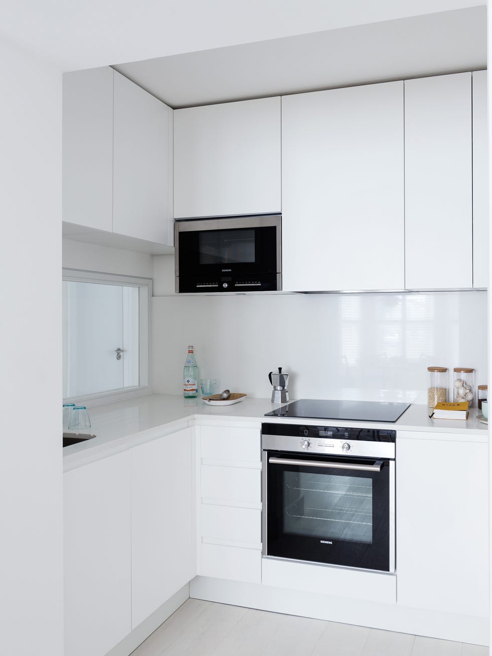 Room, Property, Major appliance, White, Interior design, Home appliance, Kitchen, Line, Floor, Glass, 