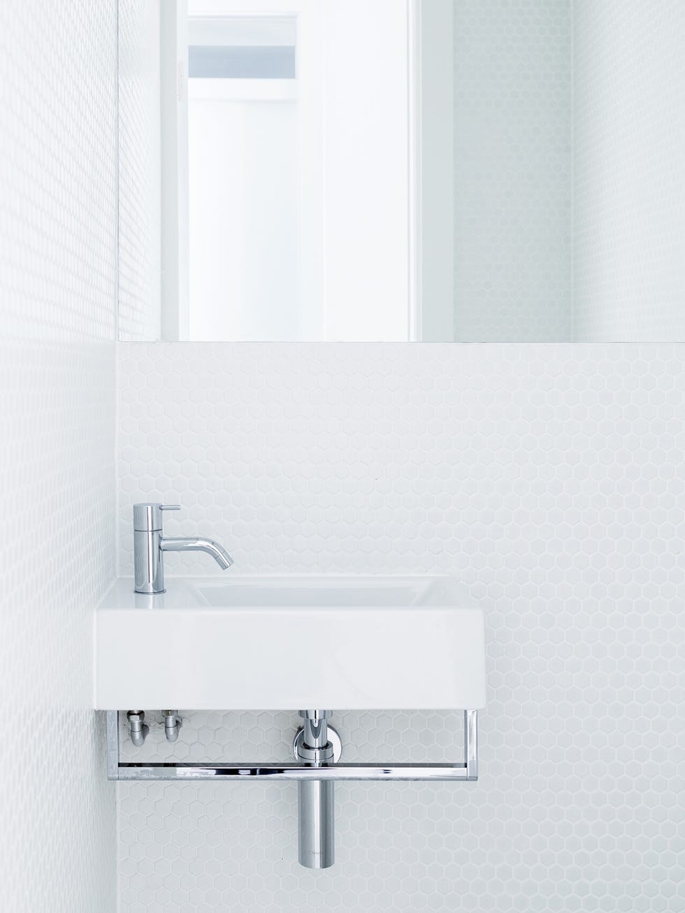 Wall, Plumbing fixture, Fixture, Bathroom accessory, Household hardware, Plumbing, Bathtub accessory, Rectangle, Composite material, Material property, 