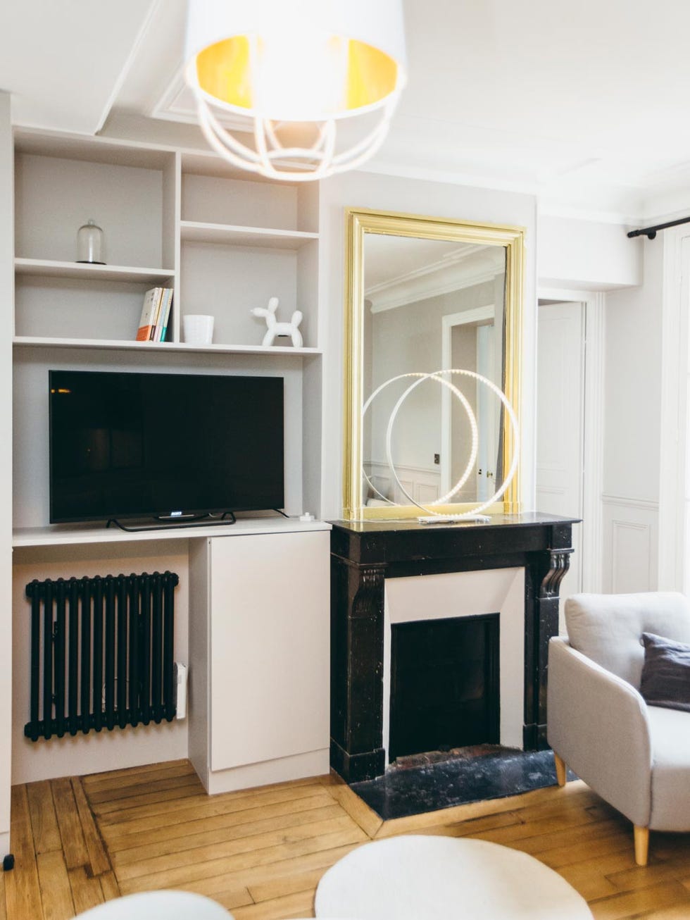 Room, Furniture, Living room, Interior design, Property, Building, Shelf, Wall, Cabinetry, Ceiling, 