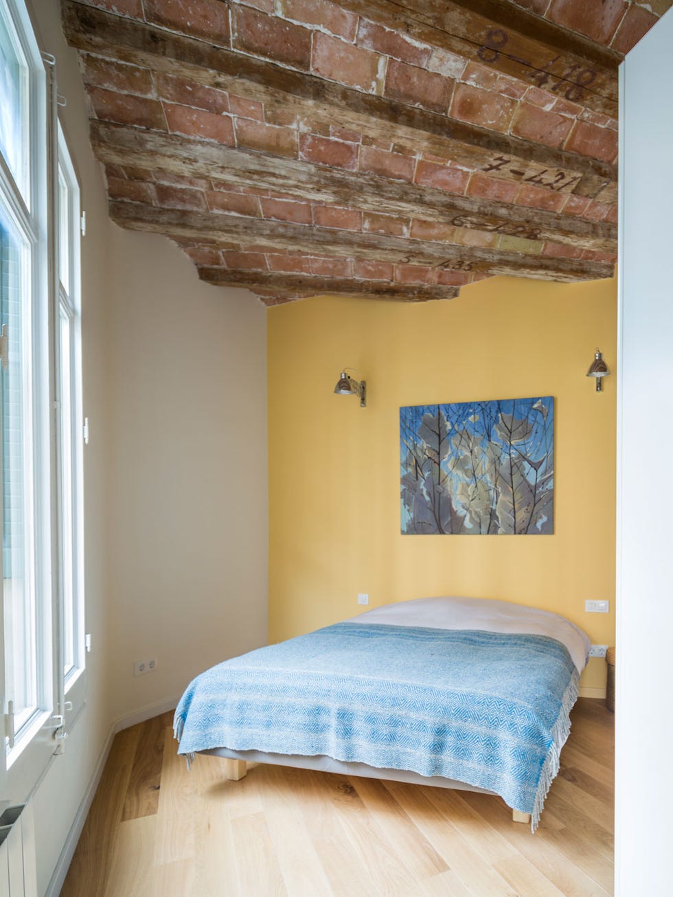 Bed, Wood, Room, Interior design, Floor, Property, Wall, Textile, Bedding, Real estate, 
