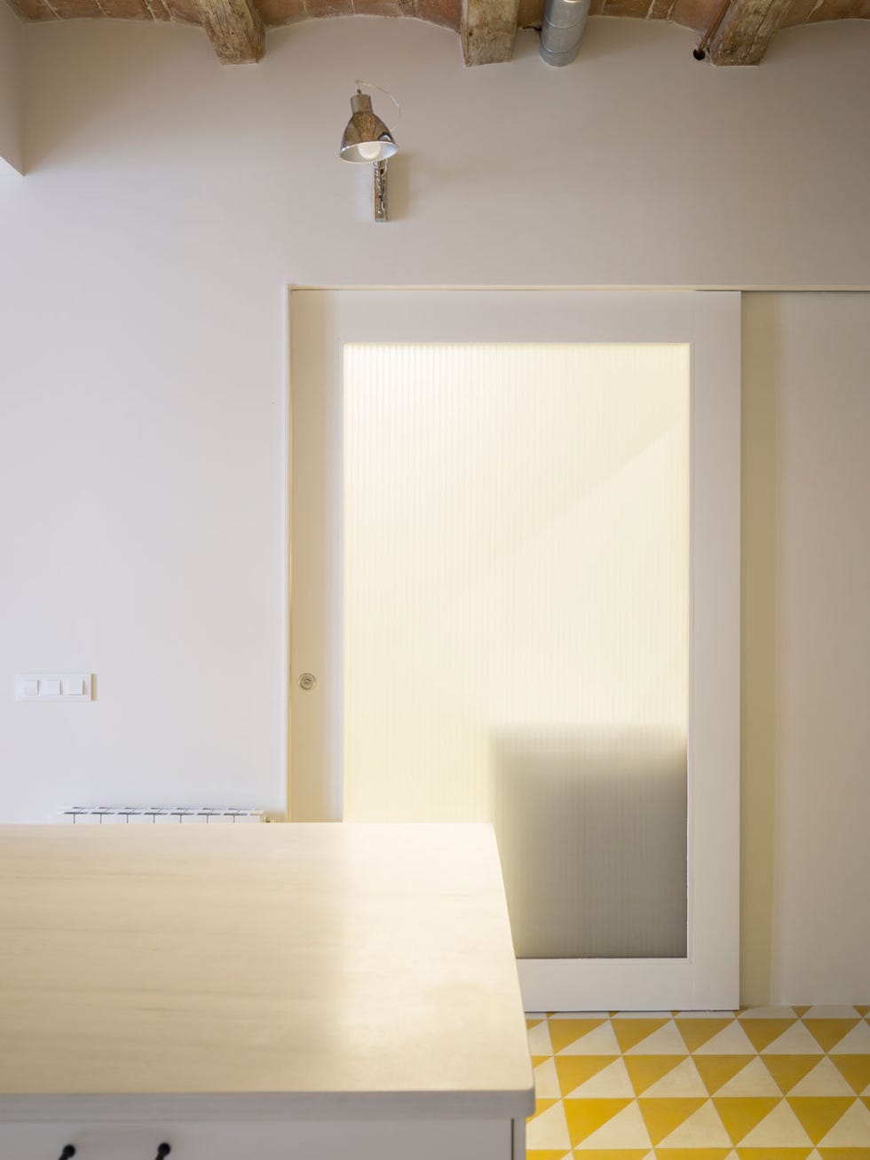 Wood, Room, Wall, Interior design, Ceiling, Flooring, Floor, Plywood, Rectangle, Wood stain, 
